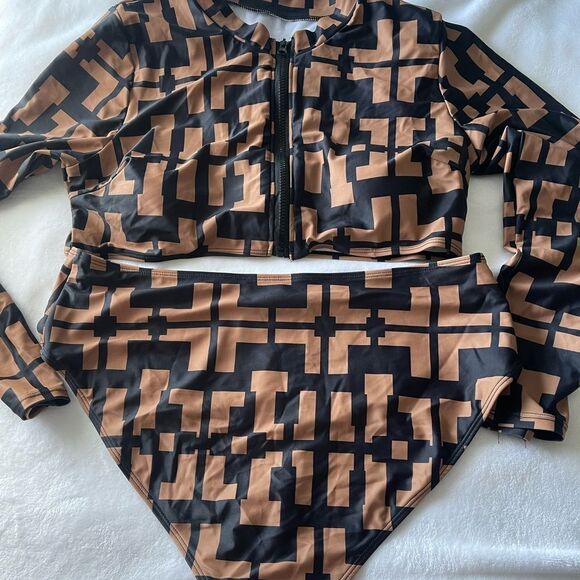 Swimsuit - Picture 2 of 8